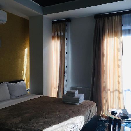Du Vin Rouge Tbilisi Hotel Buitenkant foto