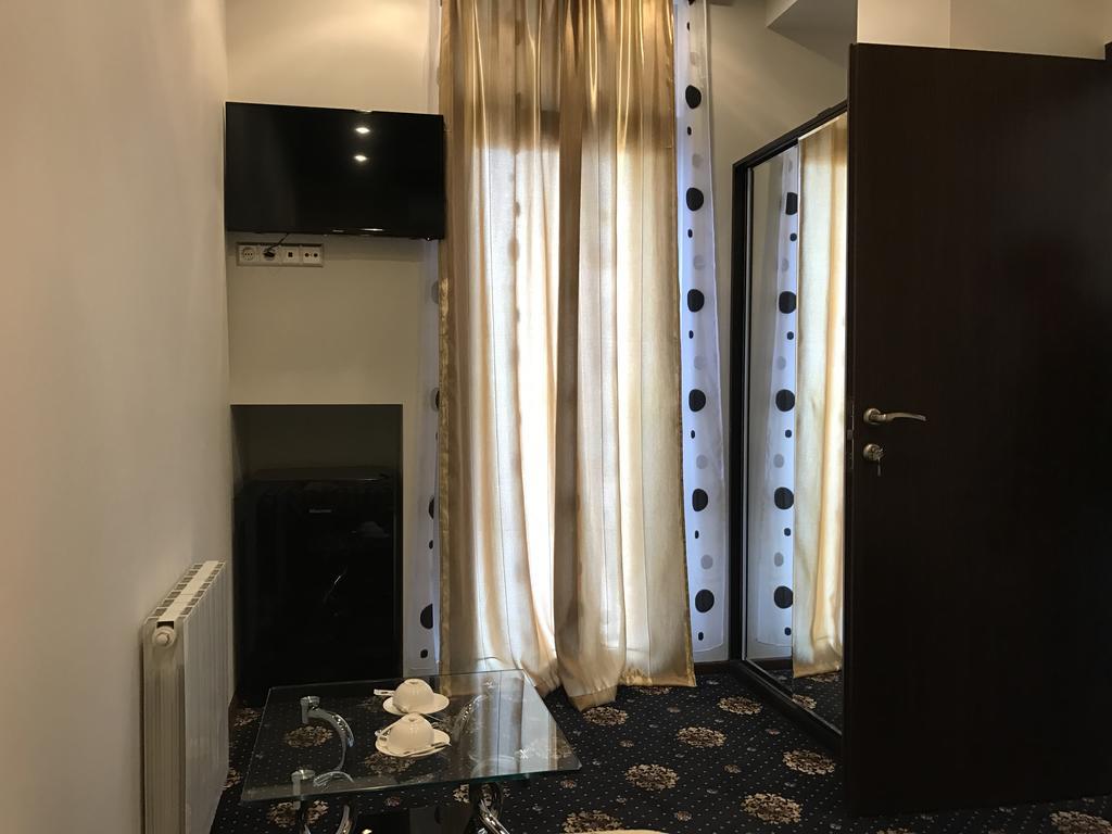 Du Vin Rouge Tbilisi Hotel Buitenkant foto