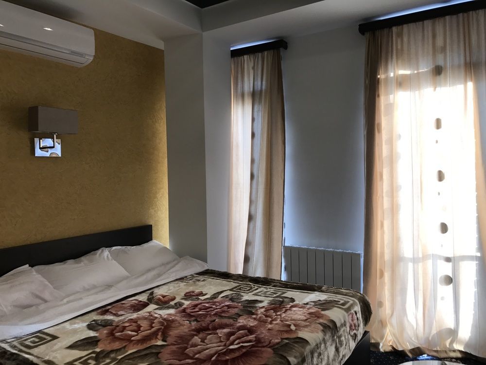 Du Vin Rouge Tbilisi Hotel Buitenkant foto