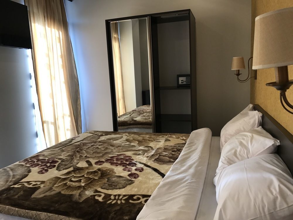 Du Vin Rouge Tbilisi Hotel Buitenkant foto