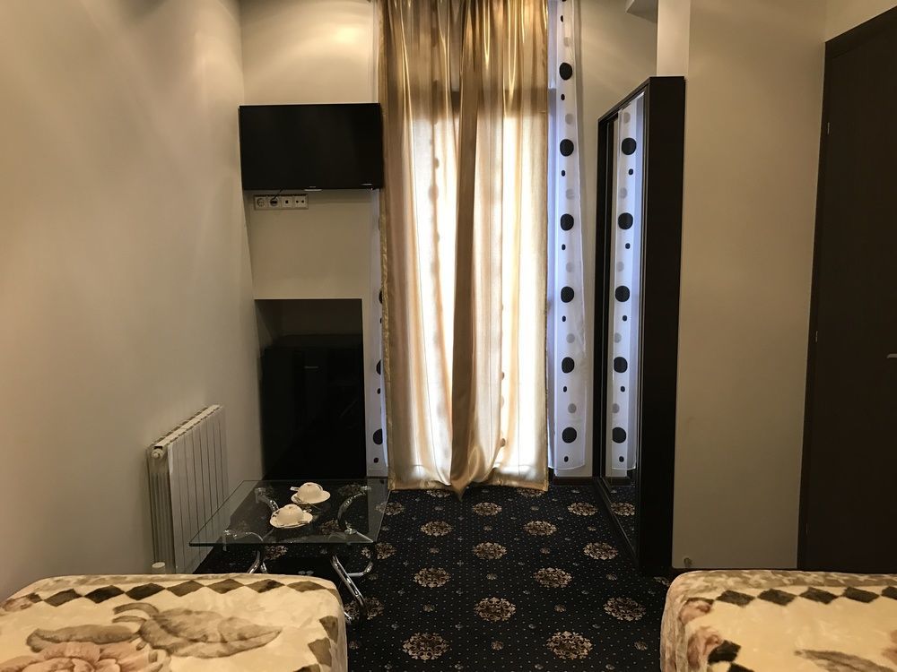 Du Vin Rouge Tbilisi Hotel Buitenkant foto