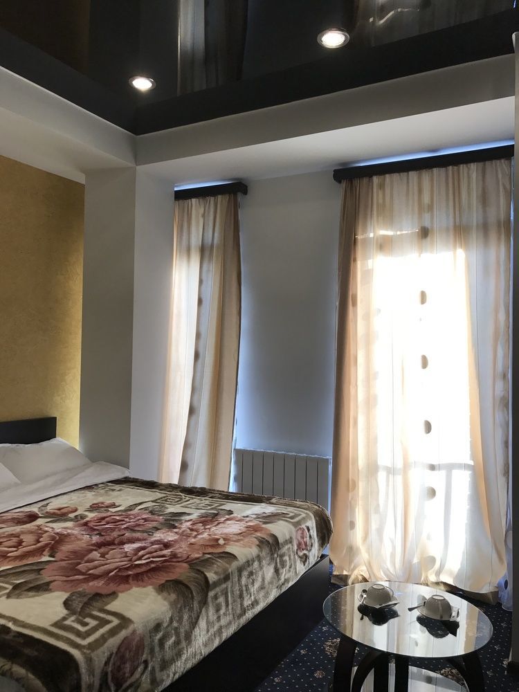 Du Vin Rouge Tbilisi Hotel Buitenkant foto