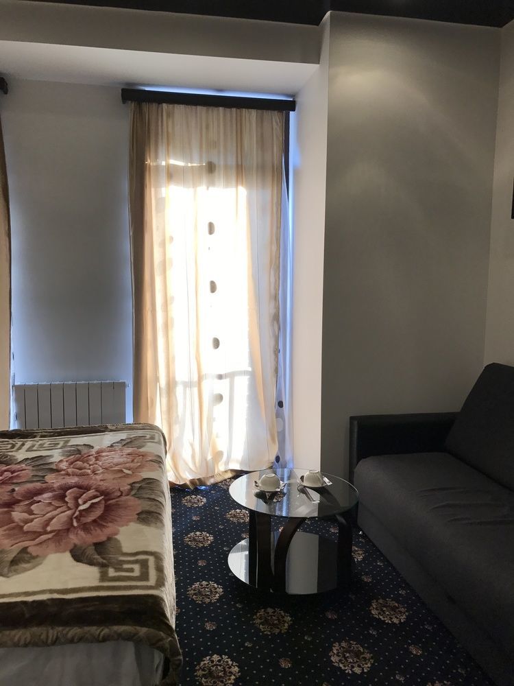 Du Vin Rouge Tbilisi Hotel Buitenkant foto