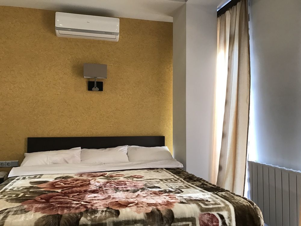 Du Vin Rouge Tbilisi Hotel Buitenkant foto