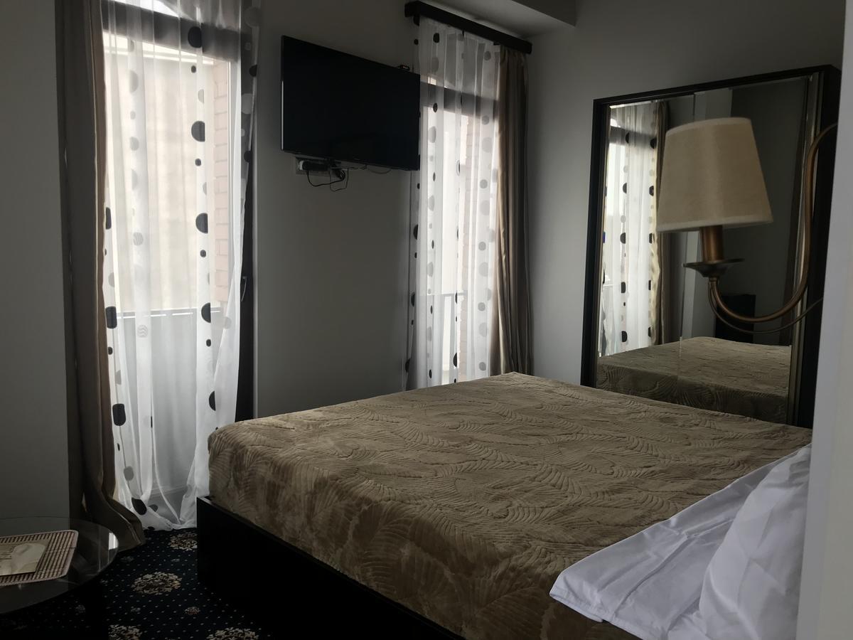 Du Vin Rouge Tbilisi Hotel Buitenkant foto