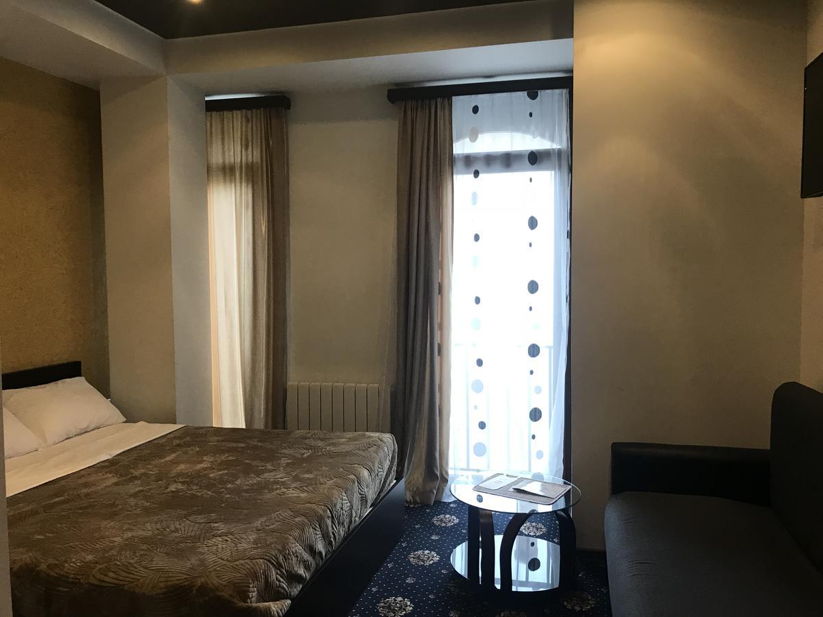 Du Vin Rouge Tbilisi Hotel Buitenkant foto