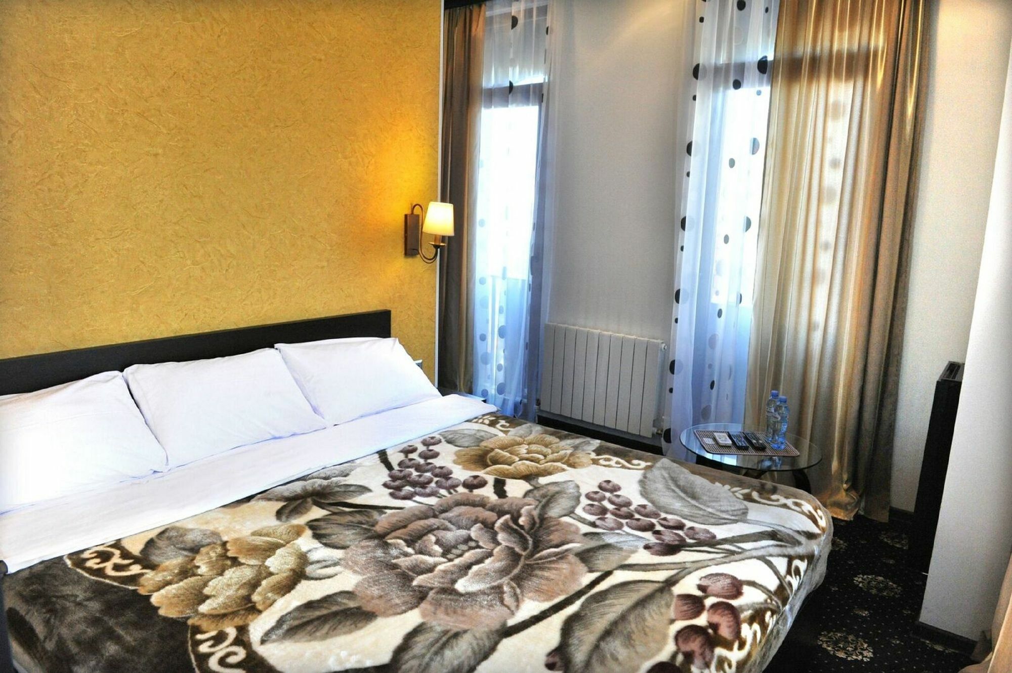 Du Vin Rouge Tbilisi Hotel Buitenkant foto