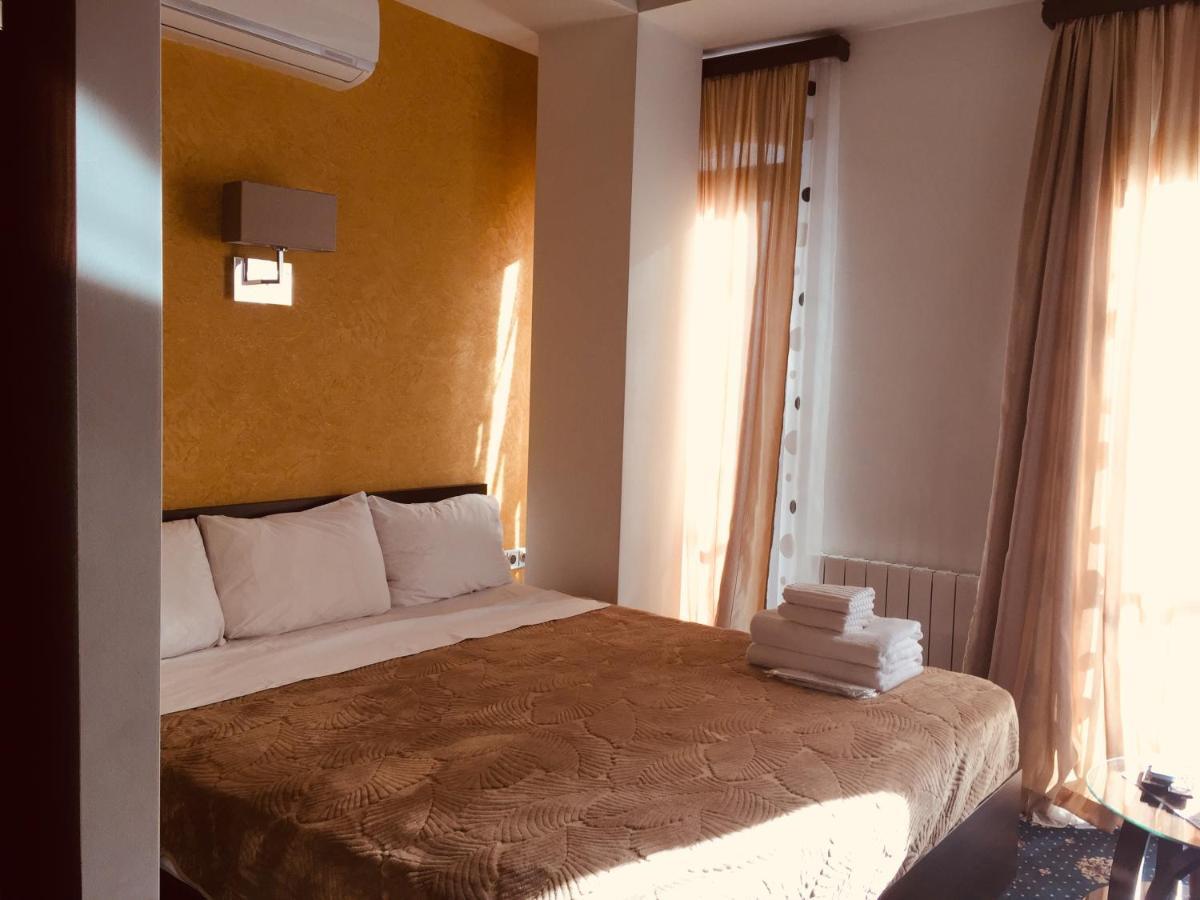 Du Vin Rouge Tbilisi Hotel Buitenkant foto