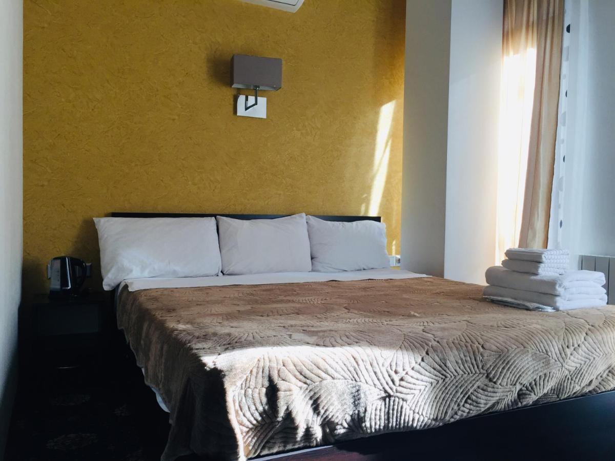 Du Vin Rouge Tbilisi Hotel Buitenkant foto