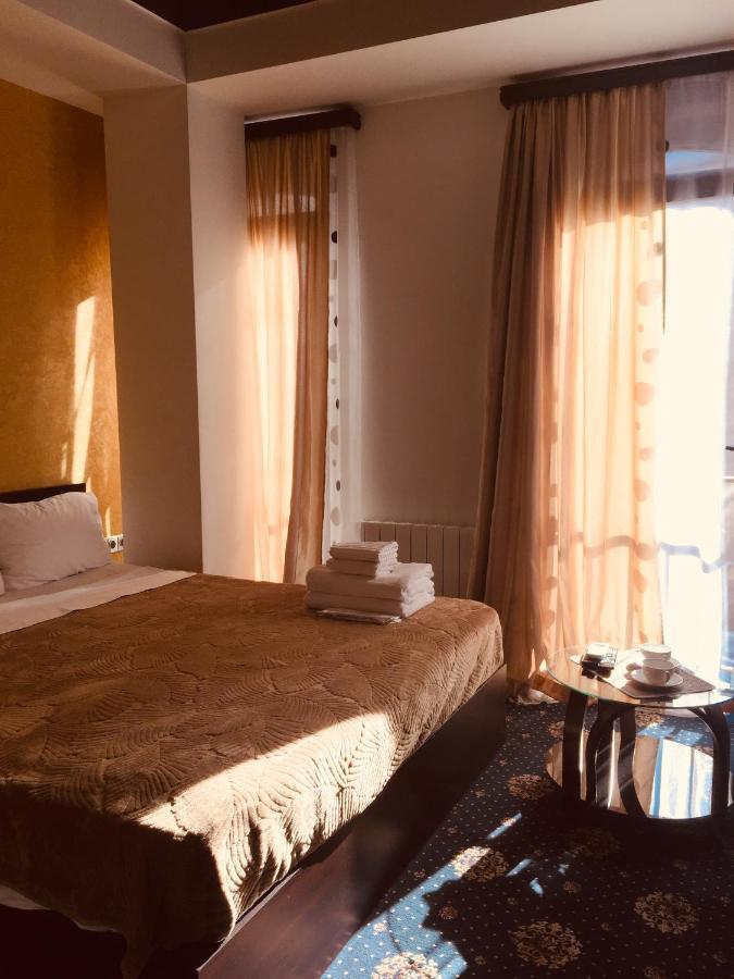 Du Vin Rouge Tbilisi Hotel Buitenkant foto