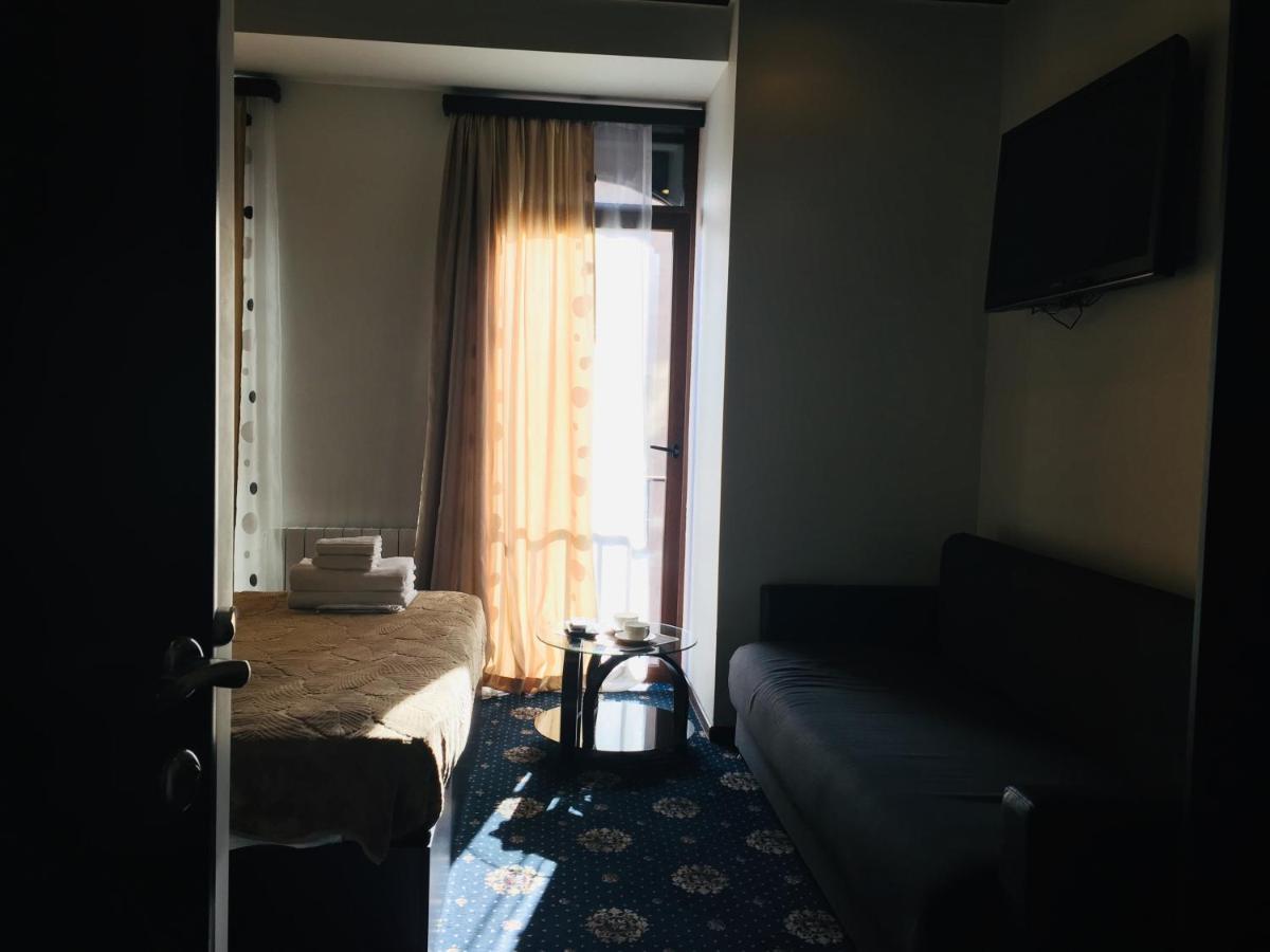 Du Vin Rouge Tbilisi Hotel Buitenkant foto