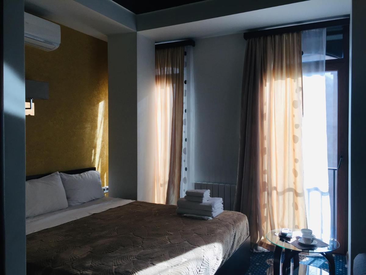Du Vin Rouge Tbilisi Hotel Buitenkant foto
